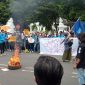 Suasana aksi unjuk rasa mahasiswa UGJ di DPRD Kota Cirebon.