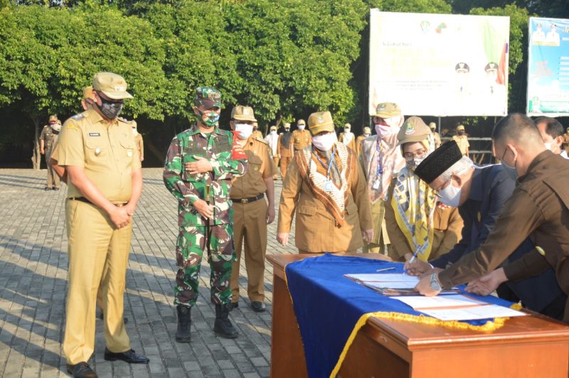 Pemerintah Kota Bekasi melakukan penandatangan kesepakatan bersama dengan Kantor Kementerian Agama Kota Bekasi dan Dewan Pendidikan Kota Bekasi tentang Role Mode Pembelajaran Adaptasi secara Tatap Muka pada satuan pendidikan dalam tatanan hidup baru masyarakat Produktif, Aman Covid-19 di Kota Bekasi, Senin, (27/7/2020) saat apel pagi aparatur di Plasa Pemkot Bekasi Jalan Ahmad Yani.
