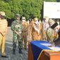 Pemerintah Kota Bekasi melakukan penandatangan kesepakatan bersama dengan Kantor Kementerian Agama Kota Bekasi dan Dewan Pendidikan Kota Bekasi tentang Role Mode Pembelajaran Adaptasi secara Tatap Muka pada satuan pendidikan dalam tatanan hidup baru masyarakat Produktif, Aman Covid-19 di Kota Bekasi, Senin, (27/7/2020) saat apel pagi aparatur di Plasa Pemkot Bekasi Jalan Ahmad Yani.