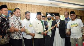 Wakil Gubernur Jabar Uu Ruzhanul Ulum menyerahkan bantuan sembako dan alat pertanian Program Santri Tani (Santani) Jabar Juara bagi Pondok Pesantren Miftahul Huda At Taqwa di Desa Nangewer, Kecamatan Darangdan, Kabupaten Purwakarta, Jumat (28/8/20). (Foto: Humas Jabar)