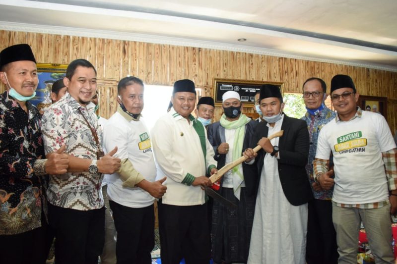 Wakil Gubernur Jabar Uu Ruzhanul Ulum menyerahkan bantuan sembako dan alat pertanian Program Santri Tani (Santani) Jabar Juara bagi Pondok Pesantren Miftahul Huda At Taqwa di Desa Nangewer, Kecamatan Darangdan, Kabupaten Purwakarta, Jumat (28/8/20). (Foto: Humas Jabar)