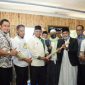 Wakil Gubernur Jabar Uu Ruzhanul Ulum menyerahkan bantuan sembako dan alat pertanian Program Santri Tani (Santani) Jabar Juara bagi Pondok Pesantren Miftahul Huda At Taqwa di Desa Nangewer, Kecamatan Darangdan, Kabupaten Purwakarta, Jumat (28/8/20). (Foto: Humas Jabar)