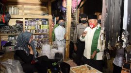 Wakil Gubernur (Wagub) Jawa Barat (Jabar) Uu Ruzhanul Ulum meninjau protokol kesehatan di Pasar Bojong, Kecamatan Bojong, Kabupaten Purwakarta, Jumat (28/8/20). (Foto: Humas Jabar)