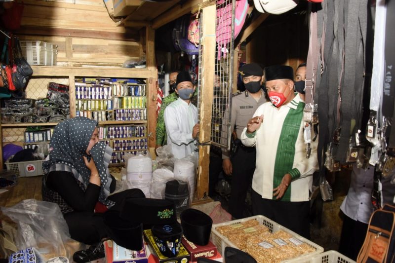 Wakil Gubernur (Wagub) Jawa Barat (Jabar) Uu Ruzhanul Ulum meninjau protokol kesehatan di Pasar Bojong, Kecamatan Bojong, Kabupaten Purwakarta, Jumat (28/8/20). (Foto: Humas Jabar)