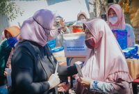 Bupati Karawang, dr. Cellica Nurrachadiana menyampaikan rasa prihatin kepada para korban sembari menanyakan kronologis kejadian kebakaran. 