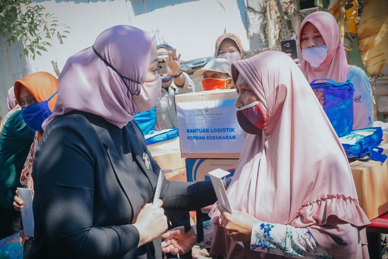 Bupati Karawang, dr. Cellica Nurrachadiana menyampaikan rasa prihatin kepada para korban sembari menanyakan kronologis kejadian kebakaran. 