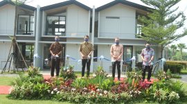 Gunting Pita : Bobby Benarto Suadi Selaku Chief Customer Officer (CCO), Tevilyan Yudistira Rusli Chief Financial Officer (CFO), Rudy Halim Chief Executive Officer (CEO), dan Ju Kian Salim Chief Operating Officer (CFO)PT Lippo Cikarang Tbk meresmikan Grand Opening Travertine Estate yang merupakan persembahan dari Waterfront Estates Lippo Cikarang.