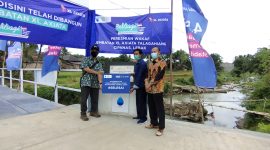 Kepala Divisi Bencana dan Kampung Zakat IZI, Mohammad Yunus, Kepala Desa Talagahiang, Yudha Pradhigdha, S.IP, Amir Majlis Ta'lim XL Axiata (MTXL), Nashrul Hendarsyah bersama-sama meresmikan Jembatan Talagahiang, di Lebak, Banten pada Sabtu (16/1) lalu. Dalam pembangunan jembatan ini, XL Axiata bekerjasama dengan lembaga sosial Inisiatif Zakat Indonesia (IZI), dengan dana berasal dari dana wakaf perusahaan, serta donasi karyawan dan pelanggan.