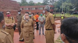 Istimewa: Wakil Wali Kota Cirebon, Eti Herwati meninjau alun-alun Kejaksan, Selasa (30/3/2021).