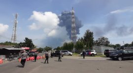 Istimewa: Kepulan asap kebakaran kilang minyak Pertamina RU VI Balongan, akses jalan pun ditutup sementara waktu untuk mengantisipasi kejadian yang tak diinginkan, Senin (29/3).
