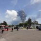 Istimewa: Kepulan asap kebakaran kilang minyak Pertamina RU VI Balongan, akses jalan pun ditutup sementara waktu untuk mengantisipasi kejadian yang tak diinginkan, Senin (29/3).