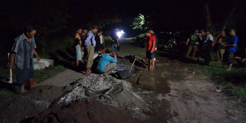 Isitimewa: Warga Ciuyah Berswadya perbaiki kerusakan jalan utama Desa Ciuyah-Ambit Waled Cirebon.