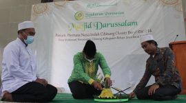 Simbolis: Kepala Desa Muktiwari Bahrudin SE memotong nasi tumpeng sebagai salah satu simbol peresmian masjid darussalam, Sabtu (1/5/2021).