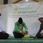Simbolis: Kepala Desa Muktiwari Bahrudin SE memotong nasi tumpeng sebagai salah satu simbol peresmian masjid darussalam, Sabtu (1/5/2021).