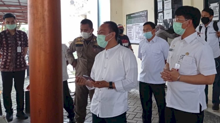 Direktur Jendral Kependudukan dan Catatan Sipil Kementrian Dalam Negeri, Zudan Arif Fakrulloh saat melakukan kunjungan kerja sekaligus monitoring pelayanan adminduk di Dinas Kependudukan dan Catatan Sipil Kabupaten Bekasi, pada Rabu (19/05/21).