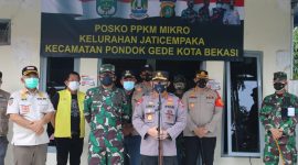 Foto: Panglima TNI, Jendral TNI Hadi Tjahyanto dan Kepala Kepolisian RI, Jendral Polisi Listyo Sigit Prabowo untuk memantau jalannya roda pencegahan penanggulangan Covid 19 di salah satu Kecamatan yang ada di Kota Bekasi.