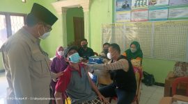 Kepala Desa Muktiwari, Bahrudin, S.E. Memonitoring Vaksinasi Massal di Kantor Desa Muktiwari, pada Jumat (9/9/2021).
