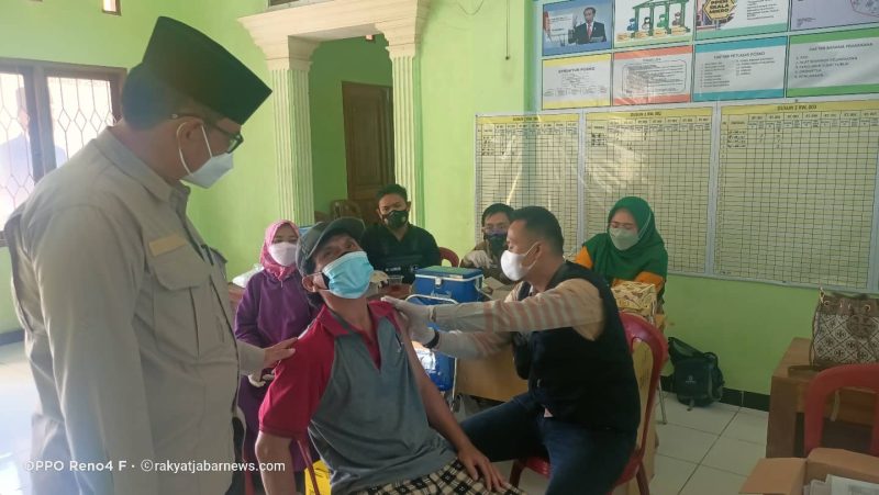 Kepala Desa Muktiwari, Bahrudin, S.E. Memonitoring Vaksinasi Massal di Kantor Desa Muktiwari, pada Jumat (9/9/2021).