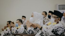 Bupati Karawang, dr. Hj. Cellica Nurrachadiana resmi membuka Konferensi Kerja Kabupaten 1 PGRI Karawang masa Bhakti XXII tahun 2020 - 2025 bertempat di hotel Akhsaya, Kamis (04/11/21) pagi.