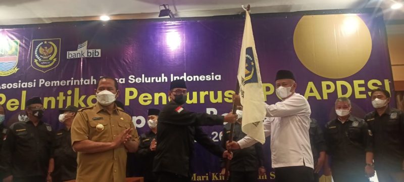 Asosiasi Pemerintahan Desa Seluruh Indonesia (Apdesi) Kabupaten Bekasi resmi dikomandoi Bahrudin SE hingga 2026. Pelantikan Bahrudin dan pengurus lainnya berlangsung di Hotel Prime Plaza, Purwakarta, Senin, 13 Desember 2021.