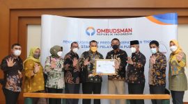 Wali Kota Bekasi Rahmat Effendi menerima langsung penghargaan sebagai Pelayanan Terbaik dengan Peringkat ke IV dengan nilai 91,67 Predikat Kepatuhan Tinggi Standar Pelayanan Publik Tahun 2021 yang diserahkan langsung oleh Ombudsman, pada Rabu (29/12/2021).