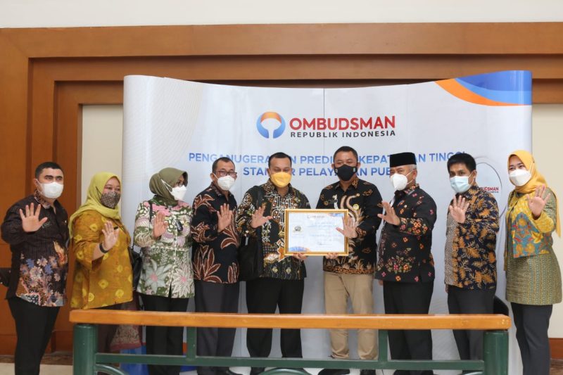 Wali Kota Bekasi Rahmat Effendi menerima langsung penghargaan sebagai Pelayanan Terbaik dengan Peringkat ke IV dengan nilai 91,67 Predikat Kepatuhan Tinggi Standar Pelayanan Publik Tahun 2021 yang diserahkan langsung oleh Ombudsman, pada Rabu (29/12/2021).