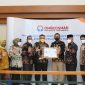 Wali Kota Bekasi Rahmat Effendi menerima langsung penghargaan sebagai Pelayanan Terbaik dengan Peringkat ke IV dengan nilai 91,67 Predikat Kepatuhan Tinggi Standar Pelayanan Publik Tahun 2021 yang diserahkan langsung oleh Ombudsman, pada Rabu (29/12/2021).