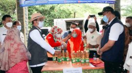Gubernur Jawa Barat, M. Ridwan Kamil hadir ke Kota Bekasi dalam pantauan operasi pasar minyak goreng murah yang terselenggara di Kecamatan Bekasi Selatan, Pelaksana Tugas (Plt.) Wali Kota Bekasi, Tri Adhianto Tjahyono mendampingi Gubernur Jawa Barat sekaligus mengarahkan para warga yang sedang mengantri di aula Kecamatan Bekasi Selatan.