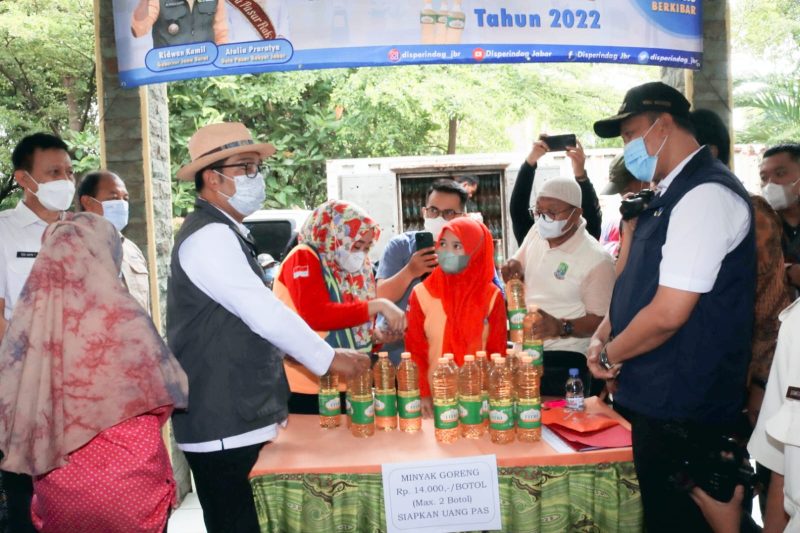 Gubernur Jawa Barat, M. Ridwan Kamil hadir ke Kota Bekasi dalam pantauan operasi pasar minyak goreng murah yang terselenggara di Kecamatan Bekasi Selatan, Pelaksana Tugas (Plt.) Wali Kota Bekasi, Tri Adhianto Tjahyono mendampingi Gubernur Jawa Barat sekaligus mengarahkan para warga yang sedang mengantri di aula Kecamatan Bekasi Selatan.