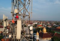 BTS_Surabaya : Teknisi jaringan XL Axiata bekerja di atas menara BTS di Kelurahan Medokan Ayu, Kecamatan Rungkut, Kota Surabaya, Jawa Timur. XL Axiata dan Cisco bekerja sama menerapkan teknologi Cisco Ultra Traffic Optimization (CUTO)  pada jaringan 4G XL Axiata. Teknologi CUTO menjadi solusi bagi XL Axiata untuk memberikan pengalaman mobile broadband yang lebih baik kepada pelanggan seiring dengan terus tumbuhnya trafik data.