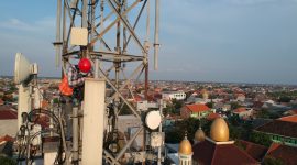 BTS_Surabaya : Teknisi jaringan XL Axiata bekerja di atas menara BTS di Kelurahan Medokan Ayu, Kecamatan Rungkut, Kota Surabaya, Jawa Timur. XL Axiata dan Cisco bekerja sama menerapkan teknologi Cisco Ultra Traffic Optimization (CUTO)  pada jaringan 4G XL Axiata. Teknologi CUTO menjadi solusi bagi XL Axiata untuk memberikan pengalaman mobile broadband yang lebih baik kepada pelanggan seiring dengan terus tumbuhnya trafik data.