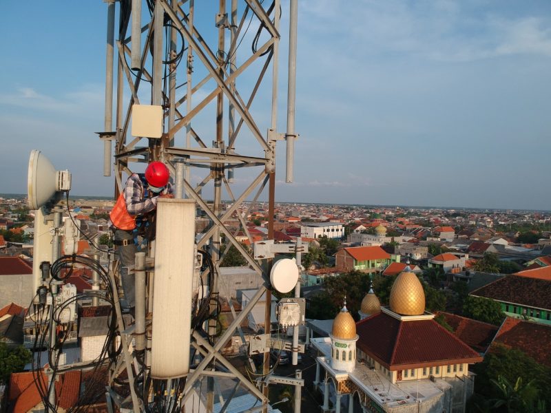 BTS_Surabaya : Teknisi jaringan XL Axiata bekerja di atas menara BTS di Kelurahan Medokan Ayu, Kecamatan Rungkut, Kota Surabaya, Jawa Timur. XL Axiata dan Cisco bekerja sama menerapkan teknologi Cisco Ultra Traffic Optimization (CUTO)  pada jaringan 4G XL Axiata. Teknologi CUTO menjadi solusi bagi XL Axiata untuk memberikan pengalaman mobile broadband yang lebih baik kepada pelanggan seiring dengan terus tumbuhnya trafik data.