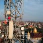 BTS_Surabaya : Teknisi jaringan XL Axiata bekerja di atas menara BTS di Kelurahan Medokan Ayu, Kecamatan Rungkut, Kota Surabaya, Jawa Timur. XL Axiata dan Cisco bekerja sama menerapkan teknologi Cisco Ultra Traffic Optimization (CUTO)  pada jaringan 4G XL Axiata. Teknologi CUTO menjadi solusi bagi XL Axiata untuk memberikan pengalaman mobile broadband yang lebih baik kepada pelanggan seiring dengan terus tumbuhnya trafik data.