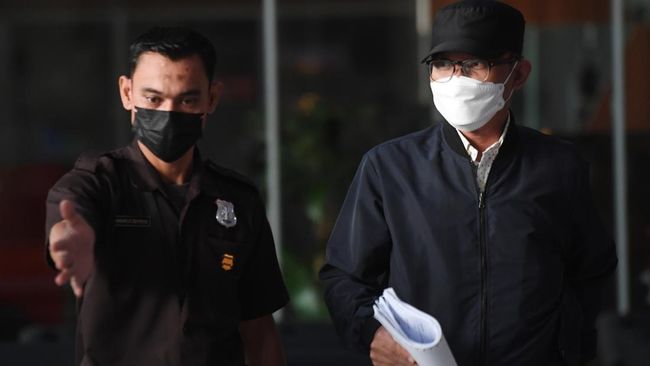Ketua DPRD Kota Bekasi Chairoman J. Putro mengakui mendapat uang sebesar Rp200 juta dari Wali Kota nonaktif Bekasi, Rahmat Effendi alias Pepen. (ANTARA FOTO/Hafidz Mubarak A)