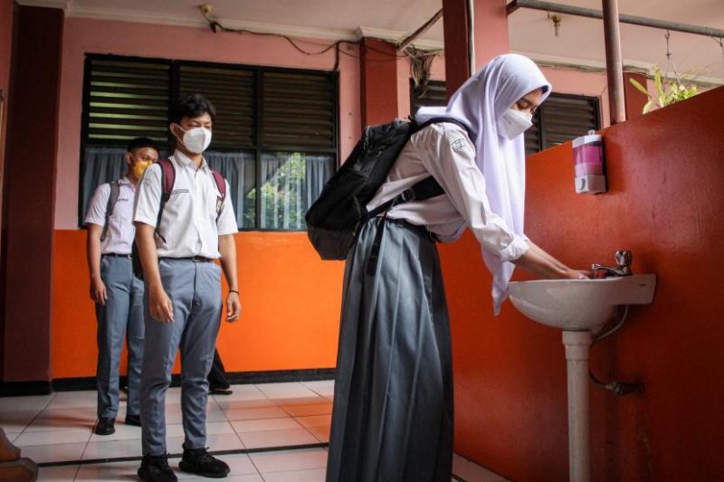 Sejumlah siswa mencuci tangan sebelum mengikuti uji coba pembelajaran tatap muka terbatas di SMAN 1 Kota Tangerang, Banten, Senin (6/9/2021). Dinas Pendidikan Provinsi Banten menggelar uji coba pembelajaran tatap muka di sekolah menengah atas di Kota Tangerang secara terbatas dengan sistem bergiliran serta menerapkan protokol kesehatan yang ketat. Pemkot Tangerang Kembali Berlakukan Belajar Daring Tekan Kasus Covid-19

