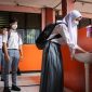 Sejumlah siswa mencuci tangan sebelum mengikuti uji coba pembelajaran tatap muka terbatas di SMAN 1 Kota Tangerang, Banten, Senin (6/9/2021). Dinas Pendidikan Provinsi Banten menggelar uji coba pembelajaran tatap muka di sekolah menengah atas di Kota Tangerang secara terbatas dengan sistem bergiliran serta menerapkan protokol kesehatan yang ketat. Pemkot Tangerang Kembali Berlakukan Belajar Daring Tekan Kasus Covid-19

