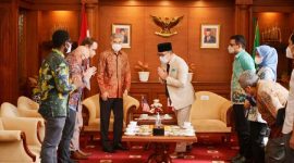 Gubernur Jawa Barat Ridwan Kamil saat bertemu kunjungan Duta Besar Amerika Serikat untuk Indonesia Sung Y. Kim beserta delegasi di Gedung Sate, Kota Bandung, Rabu (23/2/2022).

