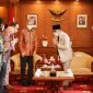 Gubernur Jawa Barat Ridwan Kamil saat bertemu kunjungan Duta Besar Amerika Serikat untuk Indonesia Sung Y. Kim beserta delegasi di Gedung Sate, Kota Bandung, Rabu (23/2/2022).

