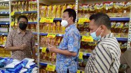 as Perdagangan dan Perindustrian (Disdagperin) Kota Bekasi mengeluarkan Surat Edaran Nomor 510/153/Disdagperin.dag untuk menindaklanjuti Peraturan Menteri Perdagangan Republik Indonesia Nomor 06 Tahun 2022 mengenai Penetapan Harga Eceran Tertinggi (HET) Minyak Goreng Sawit.