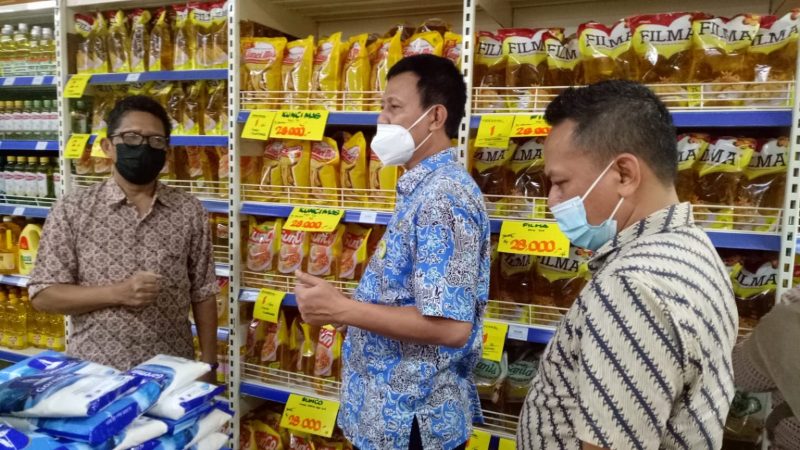 as Perdagangan dan Perindustrian (Disdagperin) Kota Bekasi mengeluarkan Surat Edaran Nomor 510/153/Disdagperin.dag untuk menindaklanjuti Peraturan Menteri Perdagangan Republik Indonesia Nomor 06 Tahun 2022 mengenai Penetapan Harga Eceran Tertinggi (HET) Minyak Goreng Sawit.