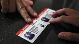 Peserta menerima Surat Izin Mengemudi (SIM) di Satuan Penyelenggara Administrasi (Satpas) SIM Daan Mogot, Jakarta, Selasa 2 JUni 2020. Direktorat Lalu Lintas (Ditlantas) Polda Metro Jaya kembali membuka layanan perpanjangan Surat Izin Mengemudi (SIM) yang sebelumnya dihentikan akibat pandemi COVID-19. ANTARA FOTO/Nova Wahyudi

