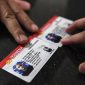 Peserta menerima Surat Izin Mengemudi (SIM) di Satuan Penyelenggara Administrasi (Satpas) SIM Daan Mogot, Jakarta, Selasa 2 JUni 2020. Direktorat Lalu Lintas (Ditlantas) Polda Metro Jaya kembali membuka layanan perpanjangan Surat Izin Mengemudi (SIM) yang sebelumnya dihentikan akibat pandemi COVID-19. ANTARA FOTO/Nova Wahyudi

