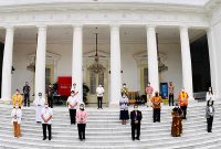 Presiden Joko Widodo (tengah) berfoto bersama peserta vaksinasi COVID-19 perdana di beranda Istana Merdeka, Jakarta, Rabu, 13 Januari 2021. ANTARA FOTO/HO/Setpres-Laily Rachev

