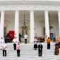 Presiden Joko Widodo (tengah) berfoto bersama peserta vaksinasi COVID-19 perdana di beranda Istana Merdeka, Jakarta, Rabu, 13 Januari 2021. ANTARA FOTO/HO/Setpres-Laily Rachev

