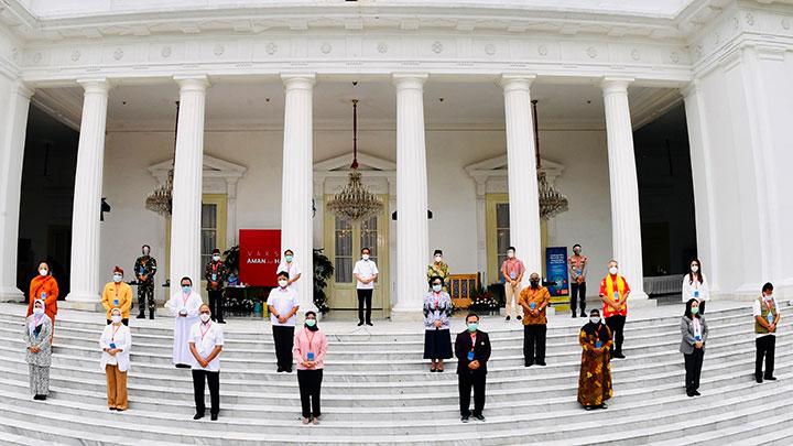 Presiden Joko Widodo (tengah) berfoto bersama peserta vaksinasi COVID-19 perdana di beranda Istana Merdeka, Jakarta, Rabu, 13 Januari 2021. ANTARA FOTO/HO/Setpres-Laily Rachev

