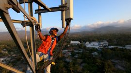 Peningkatan kualitas jaringan yang telah dilakukan XL Axiata di sepanjang tahun 2021 antara lain berhasil memperkuat cakupan jaringan 4G yang menjangkau 96% populasi Indonesia di 458 kota/kabupaten, yang ditopang oleh lebih dari 77 ribu BTS 4G.

