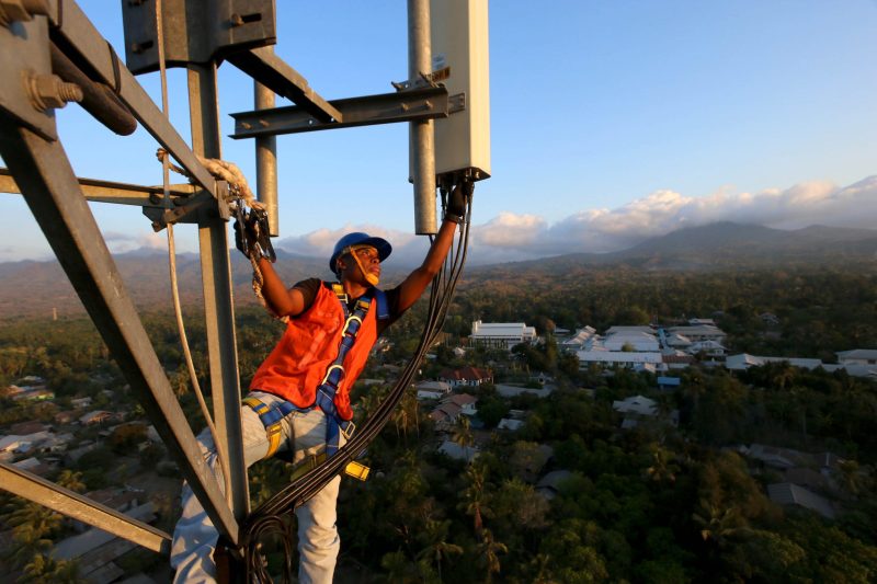 Peningkatan kualitas jaringan yang telah dilakukan XL Axiata di sepanjang tahun 2021 antara lain berhasil memperkuat cakupan jaringan 4G yang menjangkau 96% populasi Indonesia di 458 kota/kabupaten, yang ditopang oleh lebih dari 77 ribu BTS 4G.

