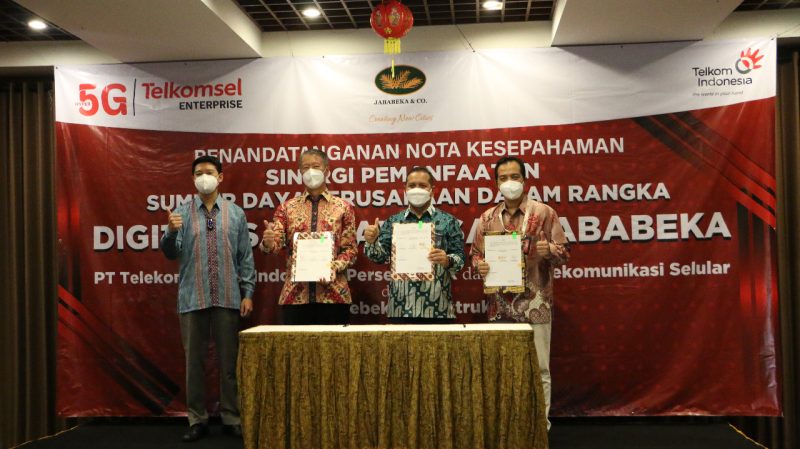 Kesepakatan kolaborasi ketiga pihak tersebut ditandai dengan penandatanganan Nota Kesepahaman (MoU) bertajuk “Sinergi Pemanfaatan Sumber Daya Perusahaan Dalam Rangka Digitalisasi Kawasan Jababeka” di Jababeka Golf & Country Club, Cikarang, (10/2/2022).