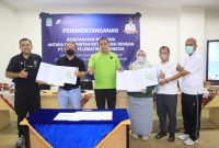Plt Wali Kota Bekasi Tri Adhianto dan Wakil Direktur Utama PT Mora Telematika Indonesia (Moratelindo) Indonesia Jimmy Kadir tanda tangani kerja sama terkait penyediaan infrastruktur pasif telekomunikasi.