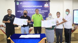 Plt Wali Kota Bekasi Tri Adhianto dan Wakil Direktur Utama PT Mora Telematika Indonesia (Moratelindo) Indonesia Jimmy Kadir tanda tangani kerja sama terkait penyediaan infrastruktur pasif telekomunikasi.